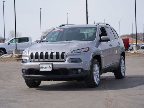 Used 2018 Jeep Cherokee Latitude w/ Safety Group image 7