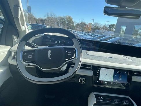 New 2025 Lincoln Navigator Reserve image 6