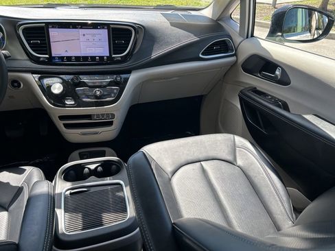 Used 2024 Chrysler Pacifica Limited FWD image 11