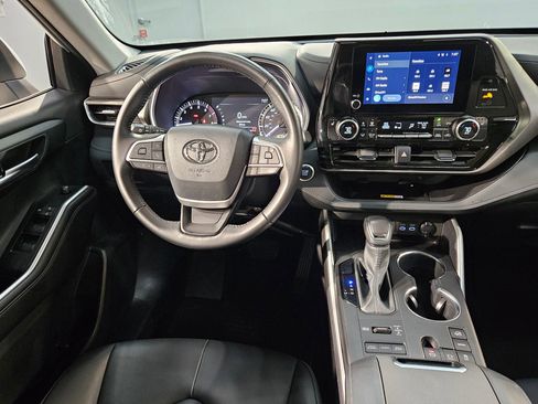 Certified 2025 Toyota Highlander XLE image 9