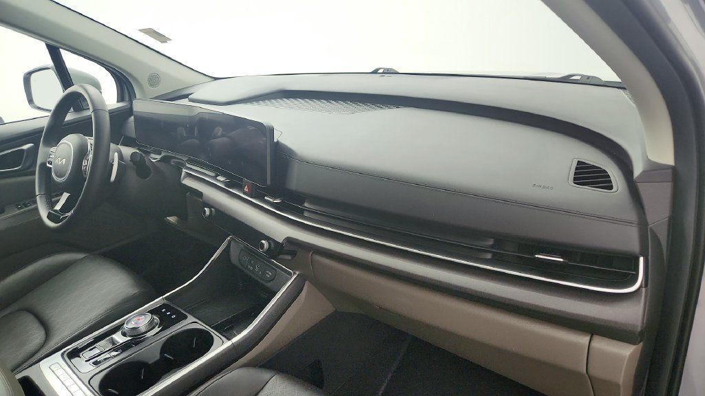 Used 2025 Kia Carnival EX FWD image 28