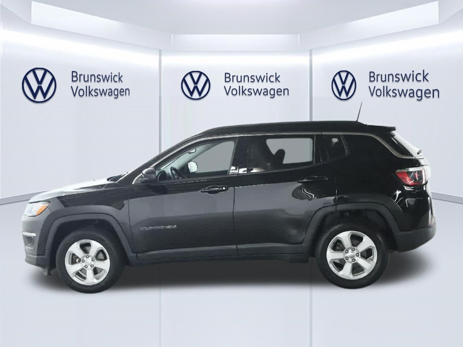 Used 2018 Jeep Compass Latitude FWD image 32