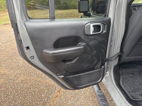 Used 2021 Jeep Gladiator Willys image 11