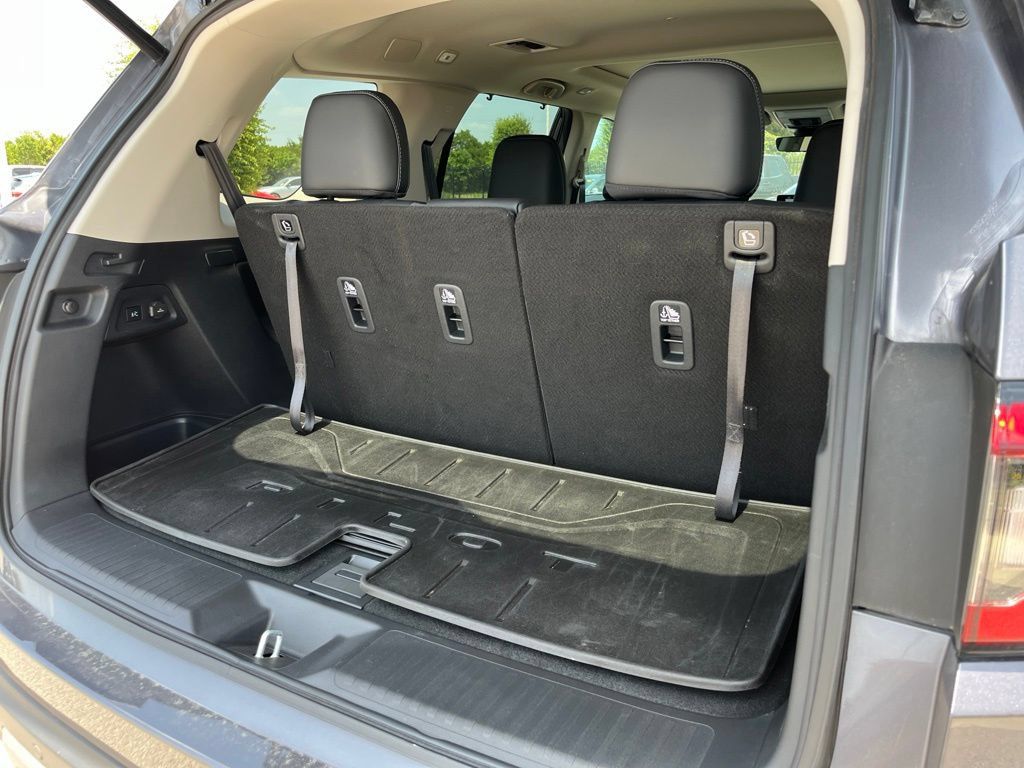 Used 2025 Honda Pilot Touring image 10