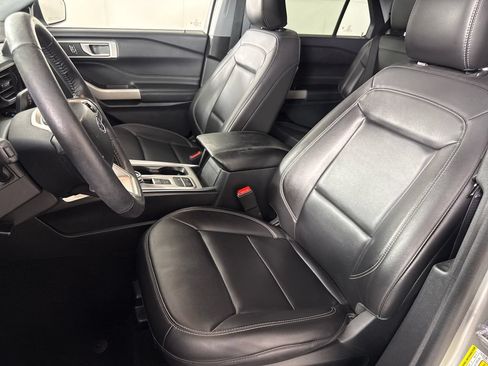 Used 2023 Ford Explorer XLT w/ Equipment Group 202A RWD image 11