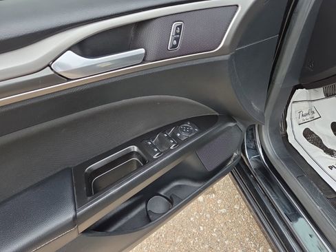 Used 2017 Ford Fusion SE w/ Equipment Group 201A FWD image 15
