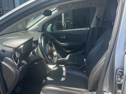Used 2019 Chevrolet Trax LT w/ LT Convenience Package FWD image 4