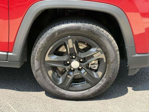 Used 2024 Jeep Compass Latitude AWD/4WD image 8