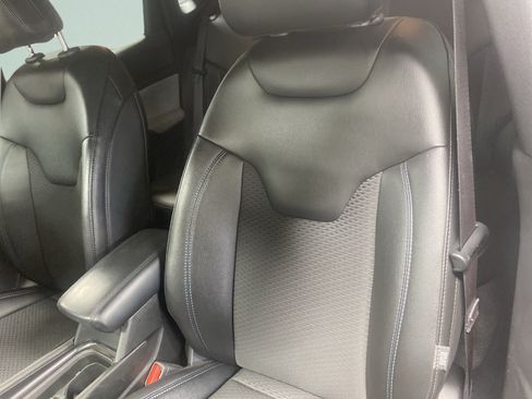 Used 2025 Jeep Compass Latitude AWD/4WD image 13