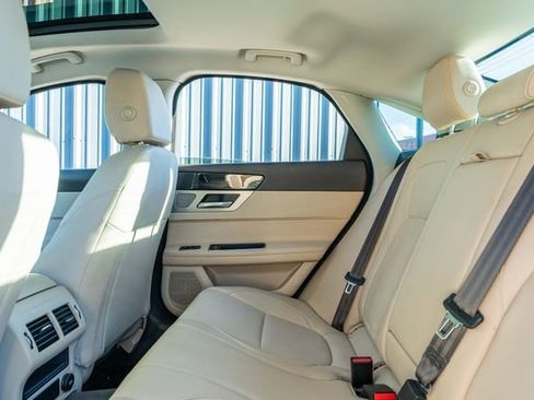 Used 2016 Jaguar XF Premium image 37