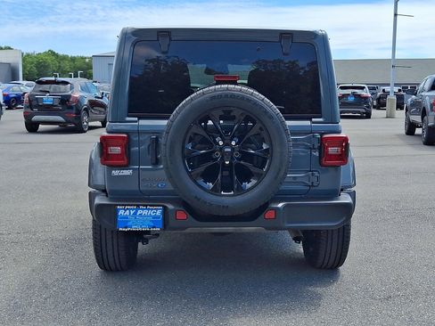 Used 2025 Jeep Wrangler Unlimited Sahara AWD/4WD image 5