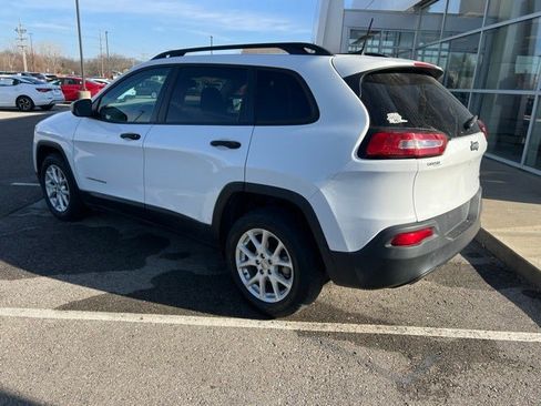 Used 2017 Jeep Cherokee Sport image 3