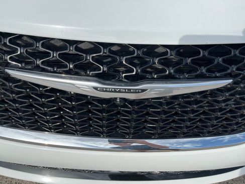Certified 2024 Chrysler Pacifica Touring-L FWD image 31