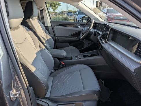 Used 2025 Volkswagen Tiguan SE FWD image 31
