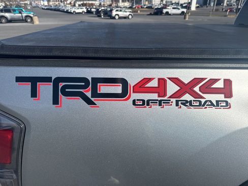 Used 2022 Toyota Tacoma TRD Off-Road image 10