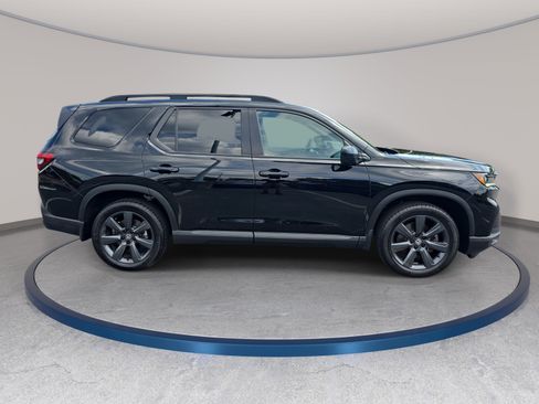 Used 2025 Honda Pilot Sport image 4