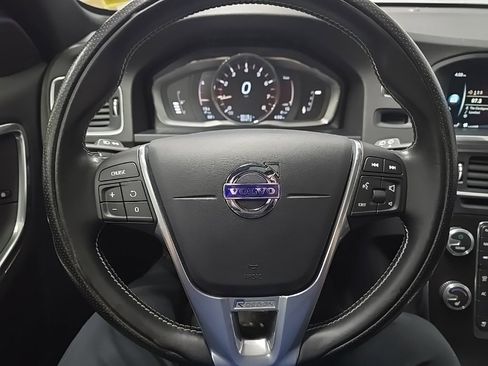 Used 2016 Volvo V60 T6 R-Design image 19