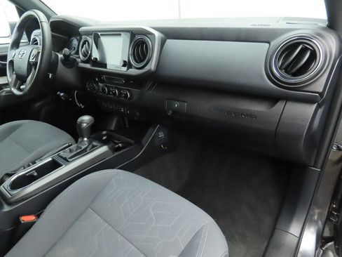 Used 2017 Toyota Tacoma TRD Off-Road w/ Premium & Technology Package image 17