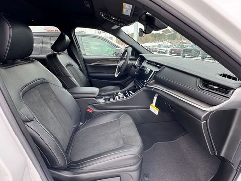 New 2026 Jeep Grand Cherokee Altitude image 14