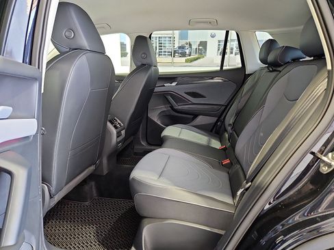 Used 2025 Volkswagen Tiguan SE FWD image 13