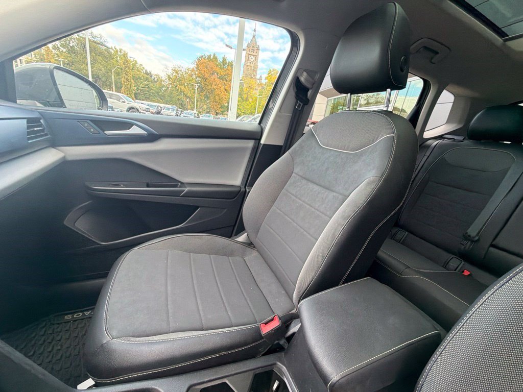 Used 2023 Volkswagen Taos SE w/ Panoramic Sunroof Package AWD/4WD image 17