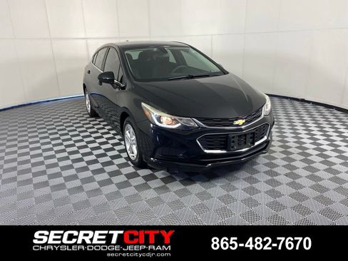 Used 2018 Chevrolet Cruze LT w/ Convenience Package FWD image 1