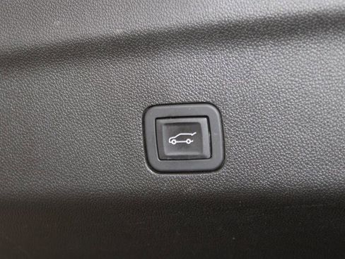 Used 2025 GMC Yukon Denali AWD/4WD image 17