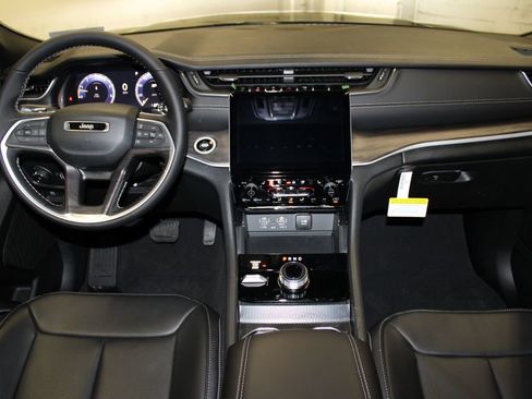 New 2025 Jeep Grand Cherokee Limited w/ Luxury Tech Group II image 9