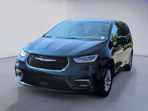 Used 2023 Chrysler Pacifica Touring-L FWD image 2