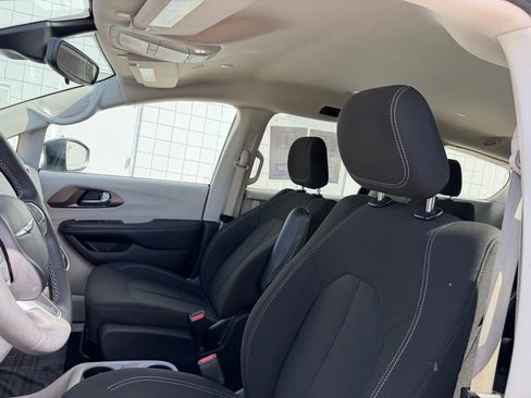 Used 2023 Chrysler Voyager LX image 15