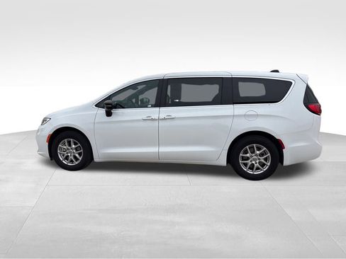 Used 2025 Chrysler Pacifica Select image 6