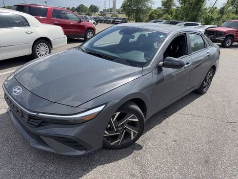 Used 2025 Hyundai Elantra Sport image 3