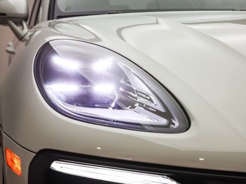 Certified 2025 Porsche Macan image 14