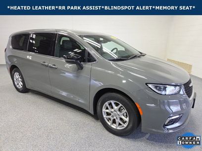 Used 2025 Chrysler Pacifica Select