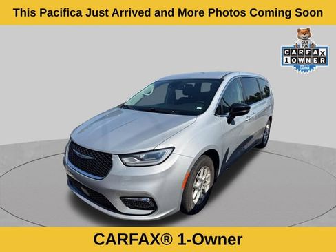 Used 2024 Chrysler Pacifica Touring-L FWD image 2