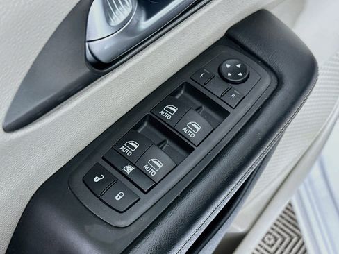 Used 2022 Chrysler Pacifica Touring-L w/ Uconnect Theater Family Group FWD image 18