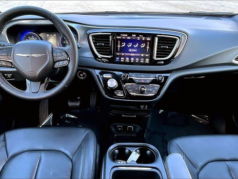 Used 2020 Chrysler Pacifica Touring-L w/ S Appearance Package image 8