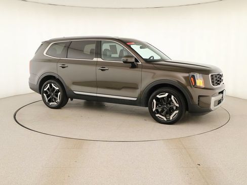 Used 2024 Kia Telluride S FWD image 9