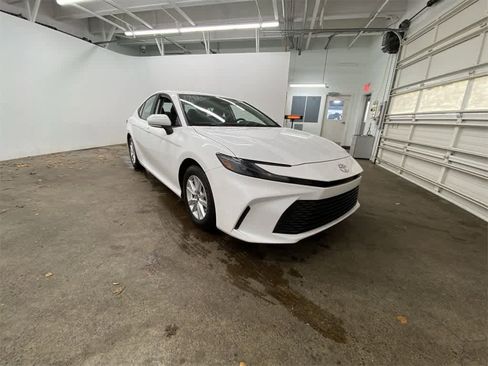 Used 2025 Toyota Camry LE image 8