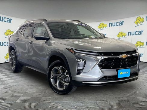 Used 2025 Chevrolet Trax LT w/ Driver Confidence Package FWD image 1