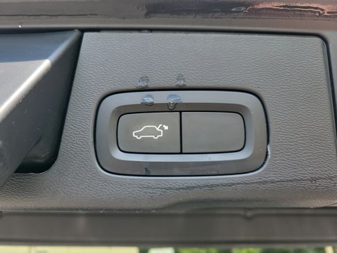 Used 2018 Volvo XC60 T5 Momentum w/ Vision Package AWD/4WD image 12