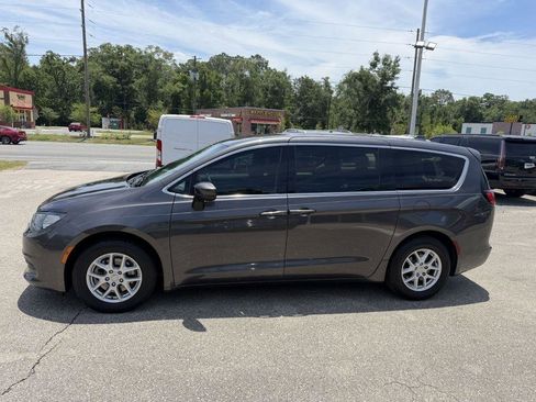 Used 2017 Chrysler Pacifica Touring FWD image 8