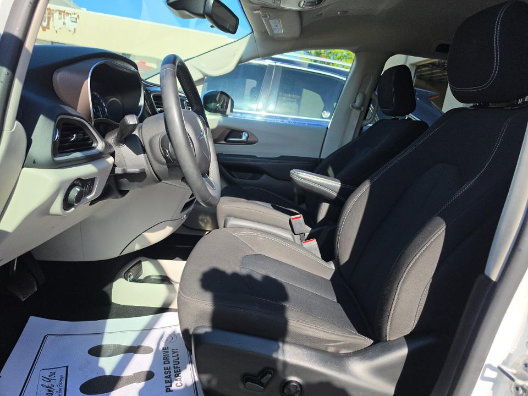 Used 2023 Chrysler Voyager LX FWD image 4