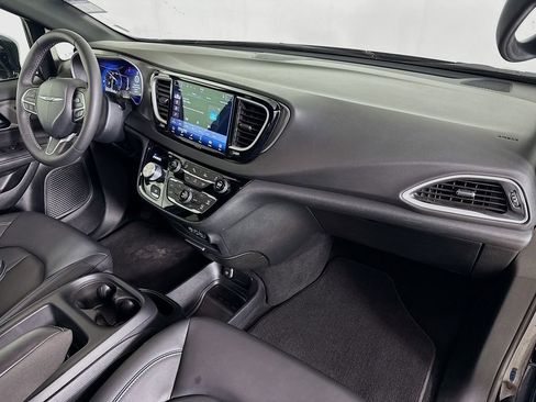 Used 2025 Chrysler Pacifica Select image 29