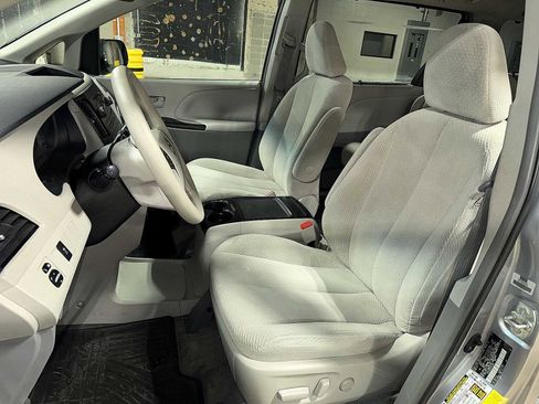 Used 2014 Toyota Sienna LE image 14