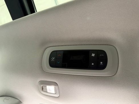 Used 2023 Chrysler Pacifica Limited FWD image 32