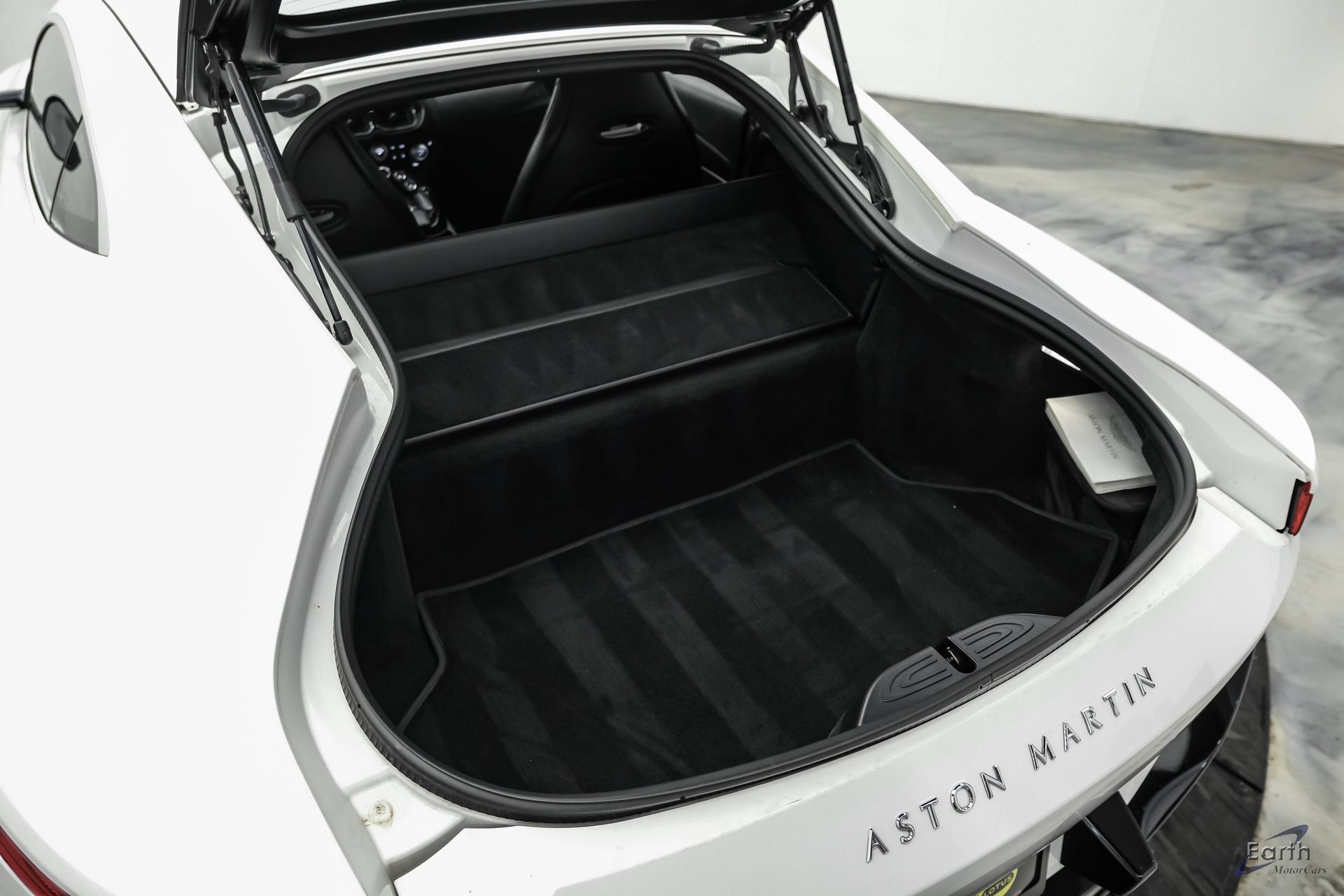 Used 2022 Aston Martin V8 Vantage Coupe RWD image 96