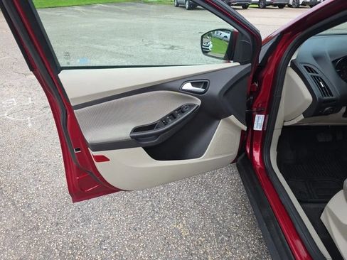 Used 2014 Ford Focus SE w/ SE Winter Package FWD image 31