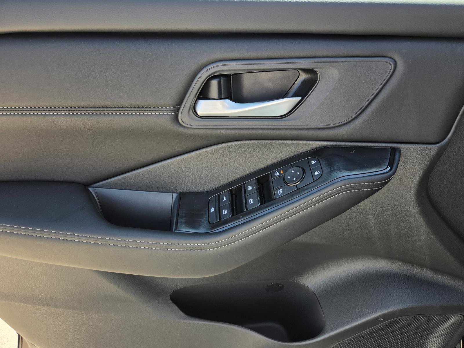 New 2026 Nissan Rogue Dark Armor FWD image 19