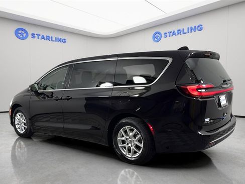 Used 2024 Chrysler Pacifica Touring-L image 5